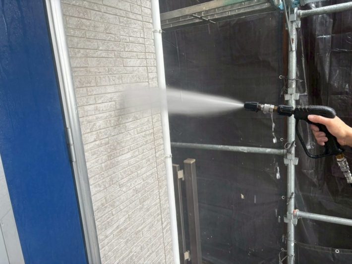 高圧洗浄
ホコリ・苔・カビ等、長年の汚れを120～150kgf/㎡の高圧洗浄機で洗い流します。
