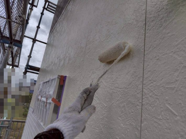 上塗り
塗り残しや、塗りムラを無くし
美観性と耐候性を高めます。