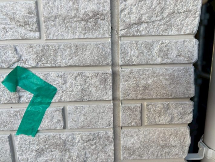 シーリング施工前
外壁目地部分、亀裂・断裂した既存シーリングを撤去し打ち替えです。