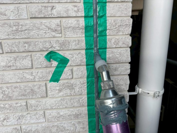 シーリング充填
空気が入らないように慎重にたっぷりと打ち込みます。
空気が入るとあとから膨張してシーリングが破裂します。