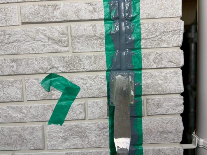 シーリング均し
規定量の厚み確を確保し綺麗に均します。
ただ均すだけでなく、内部に空洞ができないように最低1往復、押さえ込むようにします。