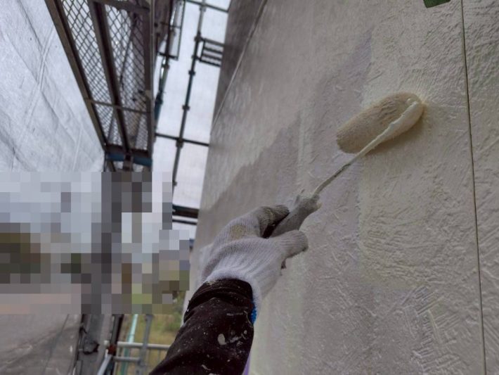 中塗り
上塗り材の補強や平滑な下地を作り、塗膜の厚みを確保します。