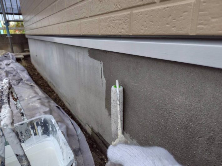 下塗り
細かいひび割れを埋め、密着性を良くするための作業です。簡単に説明するとボンドのような役割です。