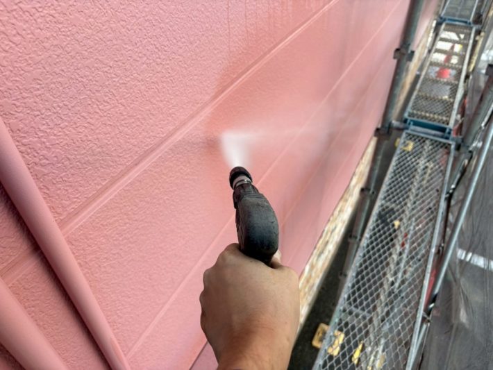 高圧洗浄
ホコリ・苔・カビ等、長年の汚れを120～150kgf/㎡の高圧洗浄機で洗い流します。
