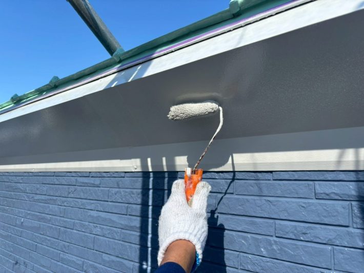 中塗り
上塗り材の補強や平滑な下地を作り、塗膜の厚みを確保します。