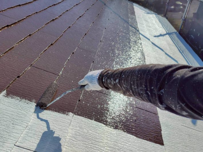 中塗り
上塗り材の補強や平滑な下地を作り、塗膜の厚みを確保します。