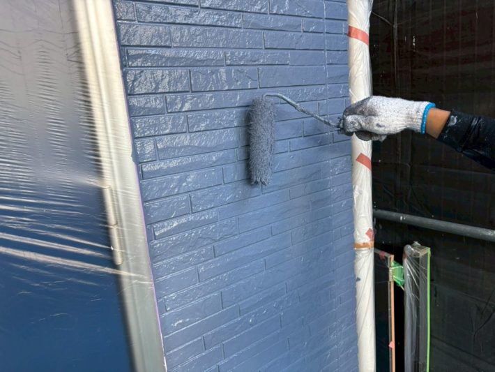 上塗り
塗り残しや、塗りムラを無くし
美観性と耐候性を高めます。