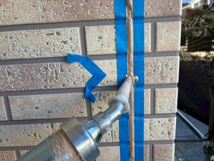 シーリング充填
空気が入らないように慎重にたっぷりと打ち込みます。
空気が入るとあとから膨張してシーリングが破裂します。