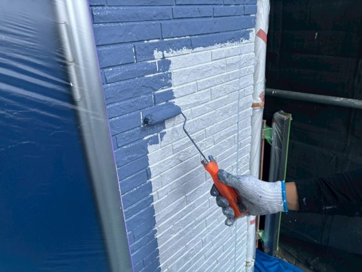 中塗り
上塗り材の補強や平滑な下地を作り、塗膜の厚みを確保します。