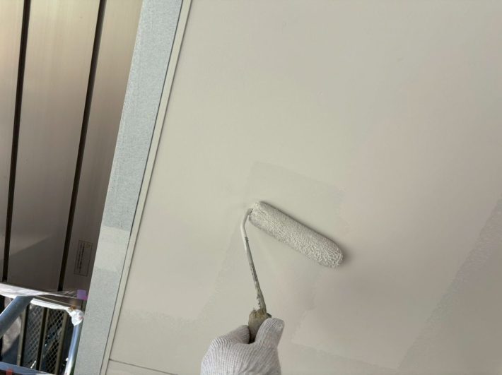 下塗り
上塗り材の補強や平滑な下地を作り、塗膜の厚みを確保します。