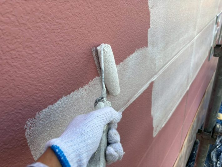 下塗り
上塗り材の補強や平滑な下地を作り、塗膜の厚みを確保します。