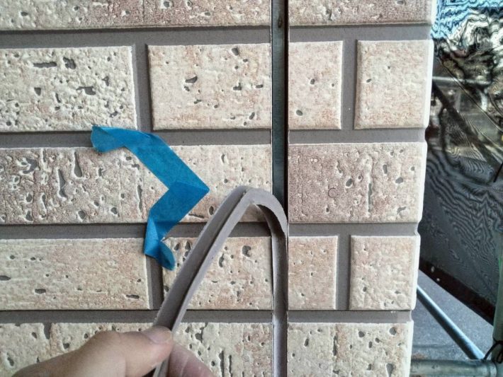 既存シーリング撤去中