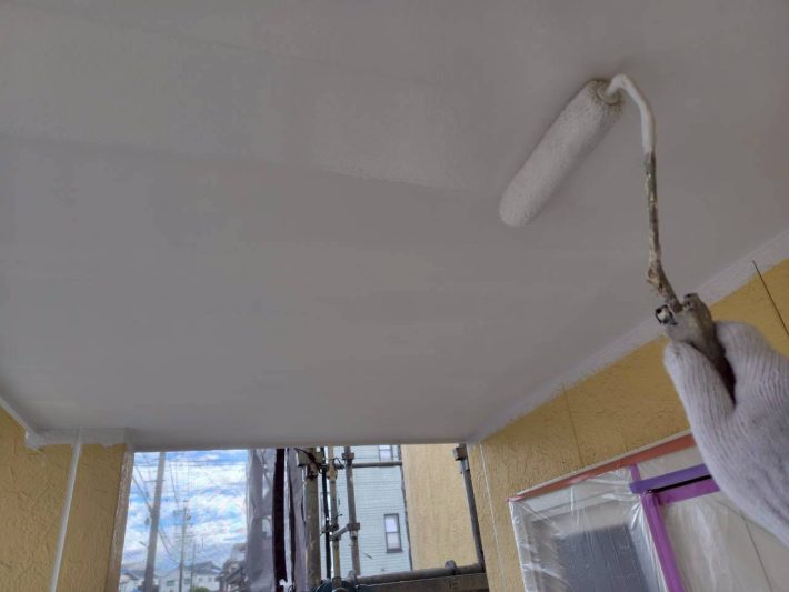 上塗り
塗り残しや、塗りムラを無くし美観性と耐候性を高めます。