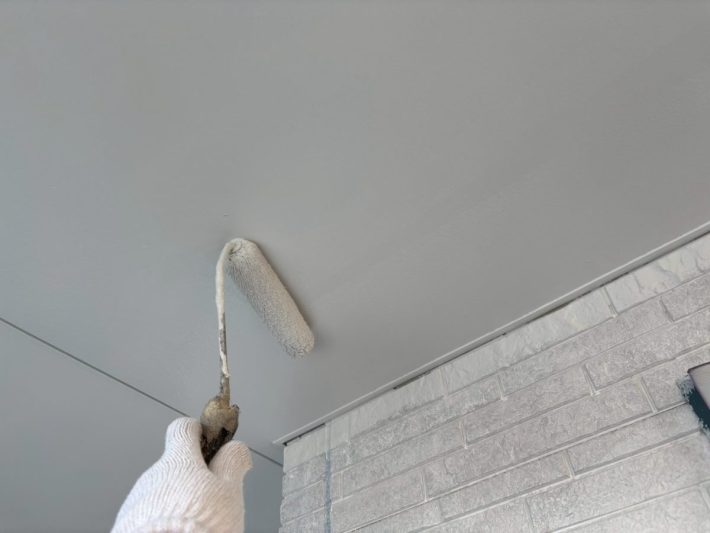 上塗り
塗り残しや、塗りムラを無くし美観性と耐候性を高めます。