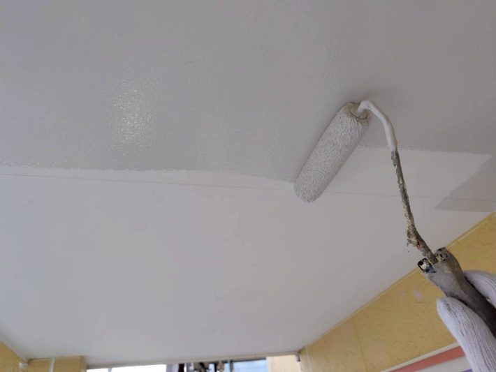 下塗り
上塗り材の補強や平滑な下地を作り、塗膜の厚みを確保します。