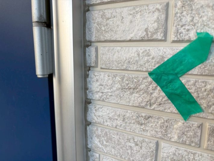 シーリング施工前
窓廻り部分は劣化が少なく動きも少ない為、既存シーリングの上からの打ち増しです。