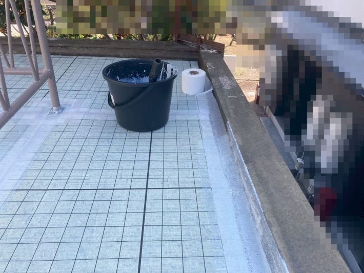 補強クロス
ジョイントテープで気密性を確保します。立ち上がりや角部などシートを敷けない箇所には、補強用の不織布やクロスを貼って耐久性を向上させます。