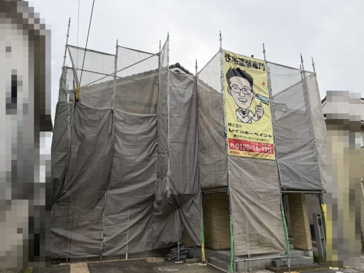 足場組立
安定した足元で塗装できるように足場をしっかり組み立てます。足場と一緒に、メッシュシートの取り付けも行います。これは、高圧洗浄の水や塗料が飛び散らないように保護するものです。