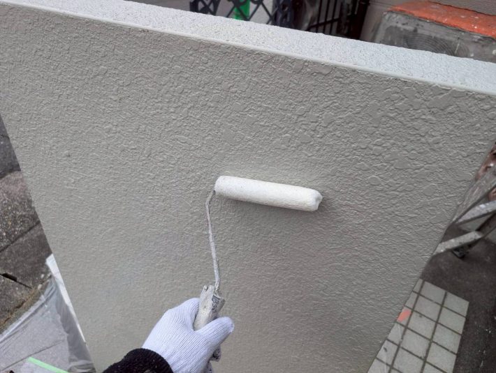 下塗り
細かいひび割れを埋め、密着性を良くするための作業です。簡単に説明するとボンドのような役割です。
