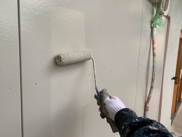 上塗り
塗り残しや、塗りムラを無くし
美観性と耐候性を高めます。