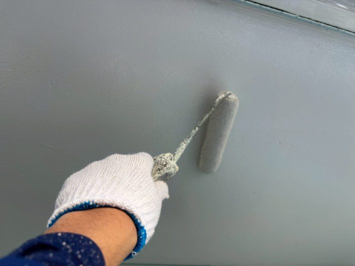 上塗り
塗り残しや、塗りムラを無くし美観性と耐候性を高めます。