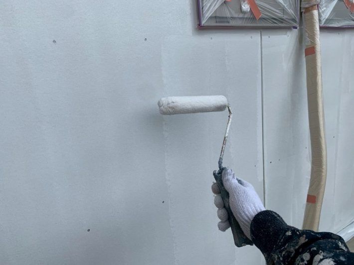 下塗り
密着性を良くするための作業です。簡単に説明するとボンドのような役割です。