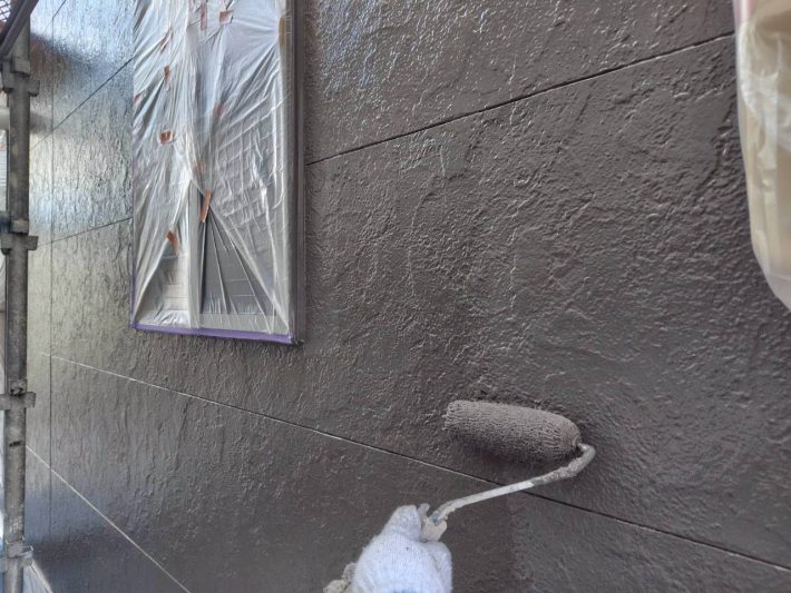 上塗り
塗り残しや、塗りムラを無くし
美観性と耐候性を高めます。