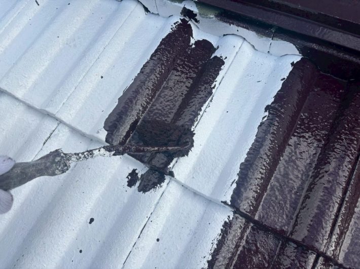 中塗り
上塗り材の補強や平滑な下地を作り、塗膜の厚みを確保します。