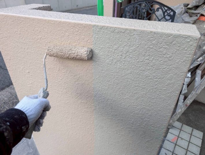 中塗り
上塗り材の補強や平滑な下地を作り、塗膜の厚みを確保します。
