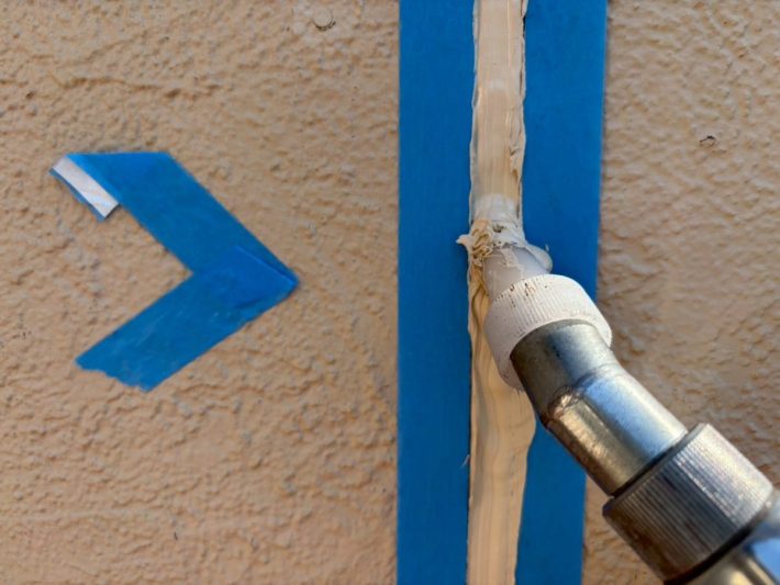 シーリング充填
空気が入らないように慎重にたっぷりと打ち込みます。
空気が入るとあとから膨張してシーリングが破裂します。