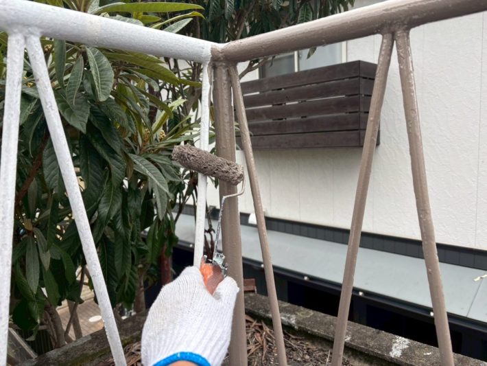 中塗り
上塗り材の補強や平滑な下地を作り、塗膜の厚みを確保します。