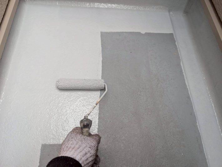 下塗り
上塗り材の補強や平滑な下地を作り、塗膜の厚みを確保します。