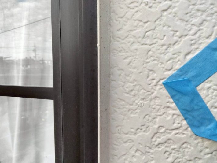 シーリング施工前
窓廻り部分は劣化が少なく動きも少ない為、既存シーリングの上からの打ち増しです。