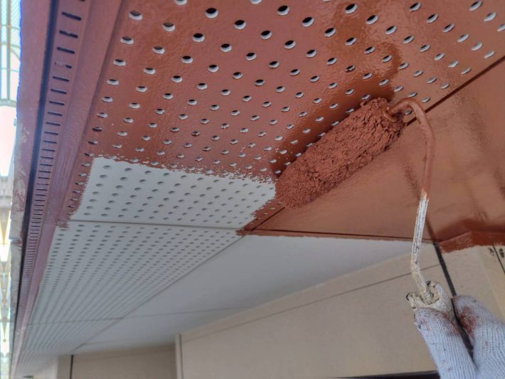 下塗り
上塗り材の補強や平滑な下地を作り、塗膜の厚みを確保します。