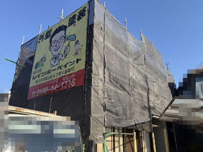 足場組立
安定した足元で塗装できるように足場をしっかり組み立てます。足場と一緒に、メッシュシートの取り付けも行います。これは、高圧洗浄の水や塗料が飛び散らないように保護するものです。