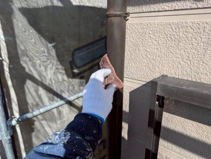 ケレン
汚れや錆を落としたり、表面に凹凸をつけることによって、接触面積を大きくし密着性をよくします。