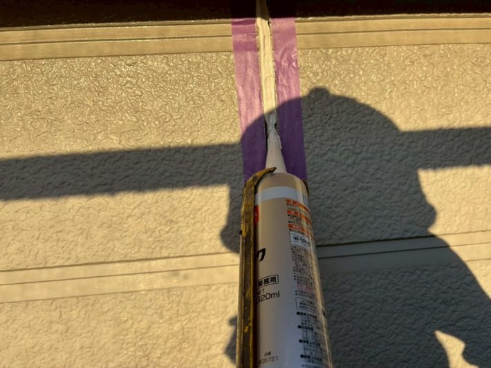 シーリング充填
空気が入らないように慎重にたっぷりと打ち込みます。空気が入るとあとから膨張してシーリングが破裂します。