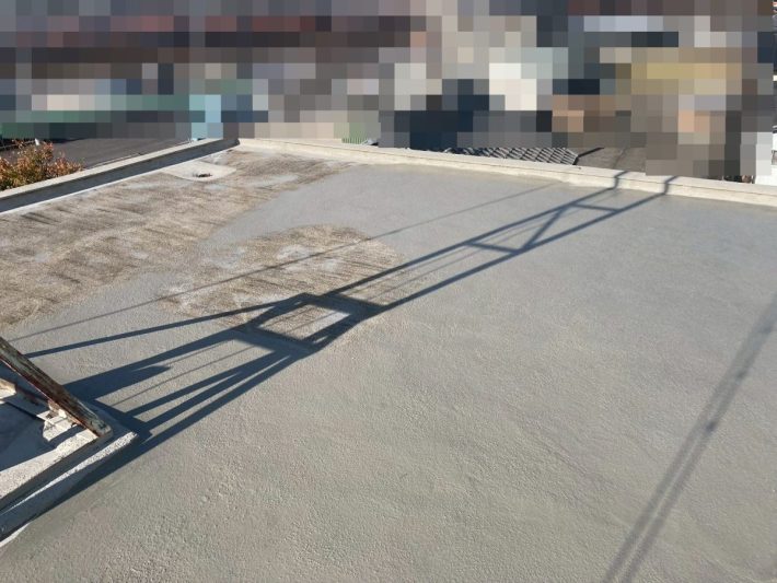 下地処理
樹脂モルタルを塗布して、下地の細かいひび割れやピンホール（小さい穴）を補修し、下地を平滑にします。