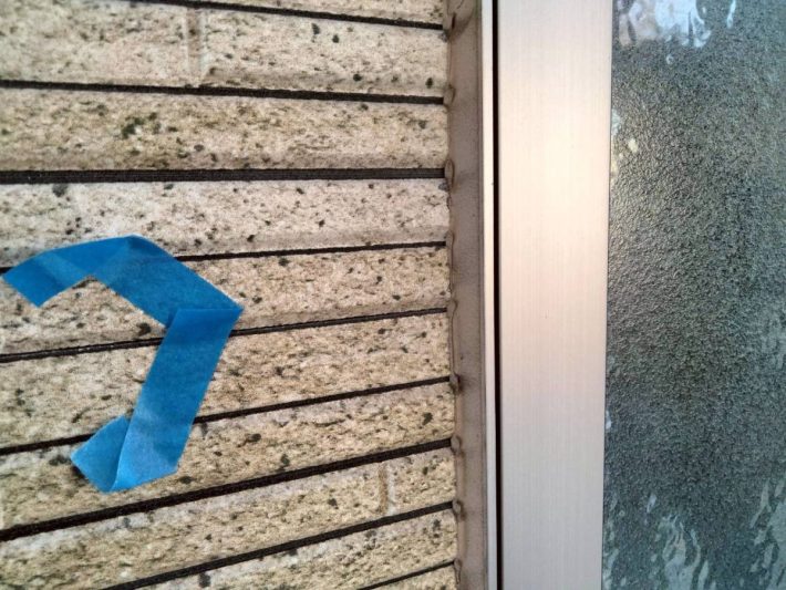 シーリング施工前
窓廻り部分は劣化が少なく動きも少ない為、既存シーリングの上からの打ち増しです。