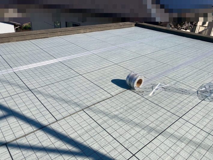 絶縁シート貼り
通気緩衝シートには小さな通気口があり、下地から発生する水蒸気を外部へと逃がす役割を果たします。これにより、防水層の内部に湿気が閉じ込められるのを防ぎます。