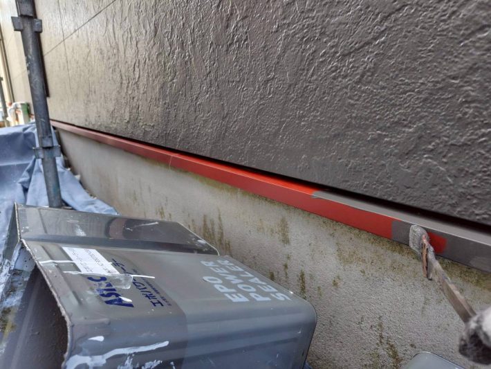 中塗り
上塗り材の補強や平滑な下地を作り、塗膜の厚みを確保します。