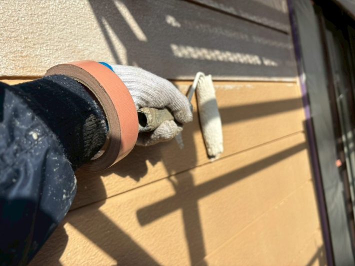 下塗り
細かいひび割れを埋め、密着性を良くするための作業です。簡単に説明するとボンドのような役割です。