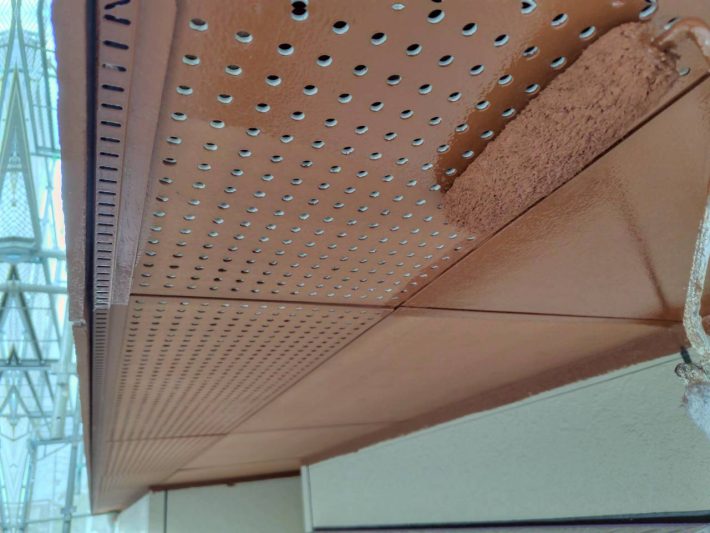 上塗り
塗り残しや、塗りムラを無くし美観性と耐候性を高めます。