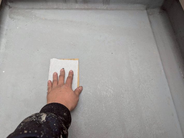 ケレン
汚れや錆を落としたり、表面に凹凸をつけることによって、接触面積を大きくし密着性をよくします。