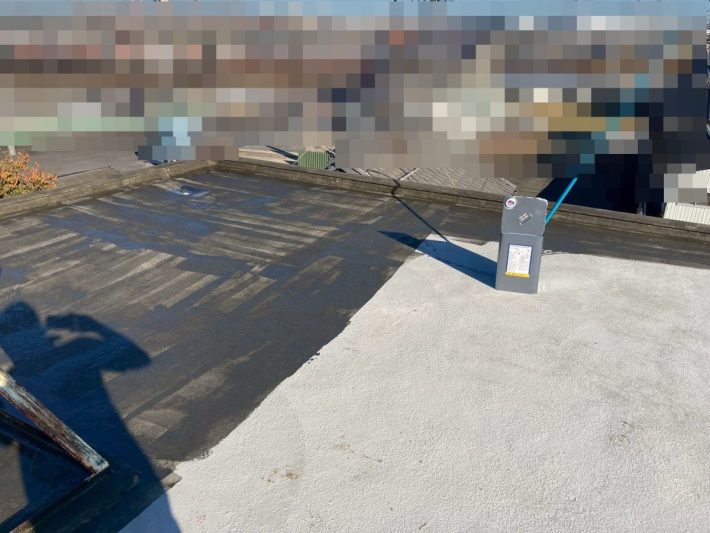 プライマー
下地とウレタンとの密着性を高めるためにプライマー（糊）を塗布します。