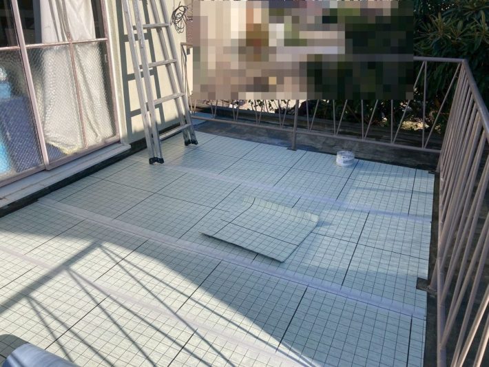 絶縁シート貼り
下地の湿気を外部に逃がす「通気効果」と、建物の揺れや下地の動きを吸収して防水層の破断を防ぐ「緩衝効果」を併せ持つ特殊なシートです。