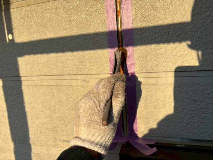 プライマー
シーリングの密着性を良くするための作業です。この作業を怠ると、すぐに剥がれてしまう事があります。