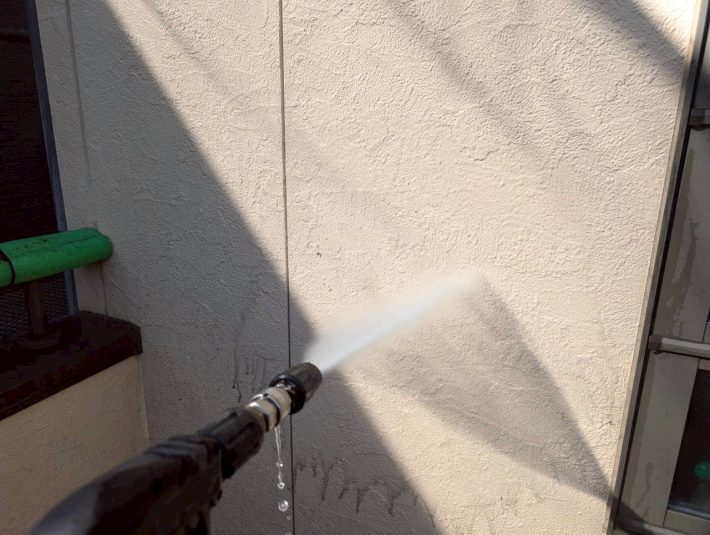 高圧洗浄
ホコリ・苔・カビ等、長年の汚れを120～150kgf/㎡の高圧洗浄機で洗い流します。
