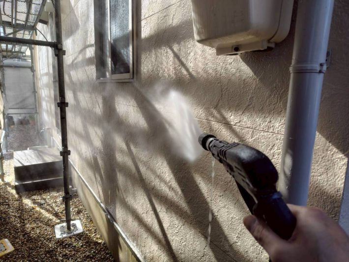 高圧洗浄
ホコリ・苔・カビ等、長年の汚れを120～150kgf/㎡の高圧洗浄機で洗い流します。
