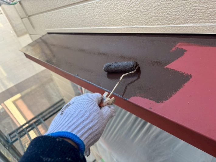 中塗り
上塗り材の補強や平滑な下地を作り、塗膜の厚みを確保します。
